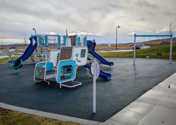 Smart Play Venti Play structure with swings